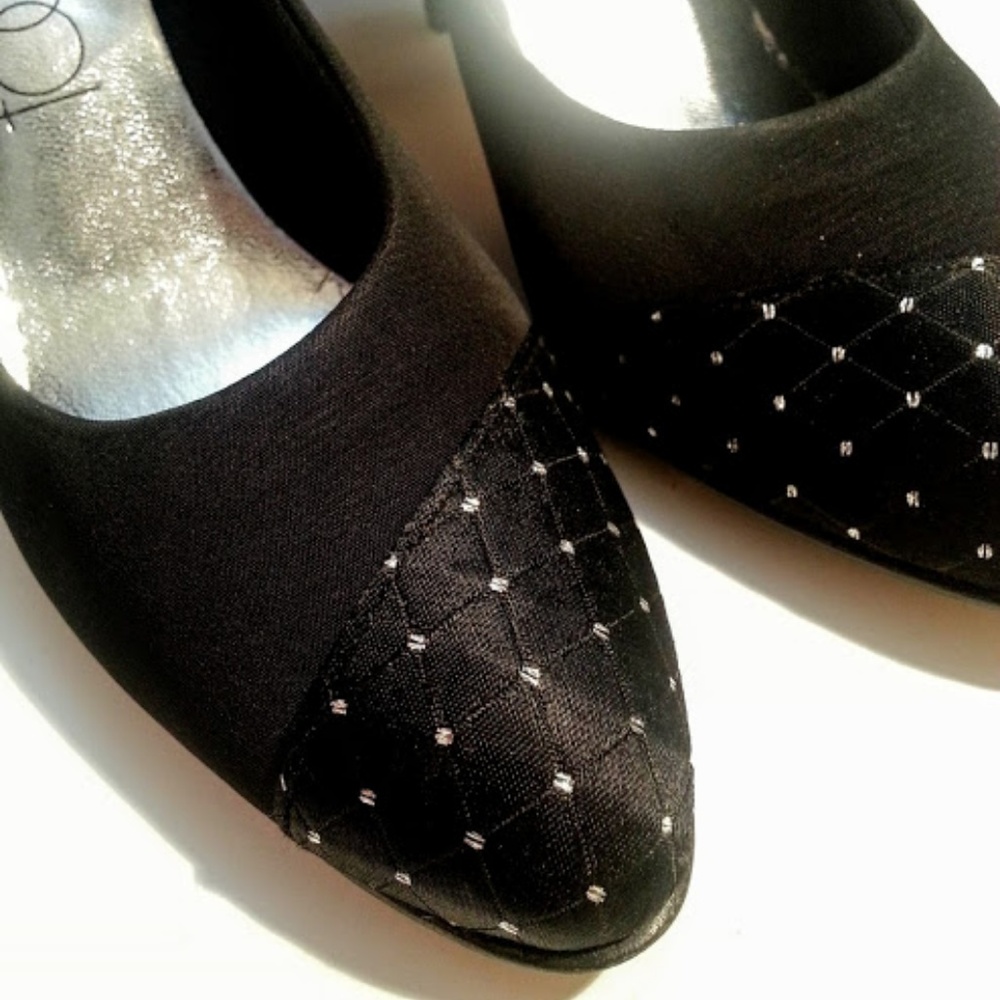 Vintage Foot Flairs quilted black & silver pumps 8N